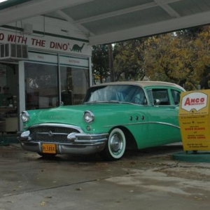 This photo is my favorite, shows my Buick in front of the station, which is very well detailed and filled with Sinclair memorabelia.