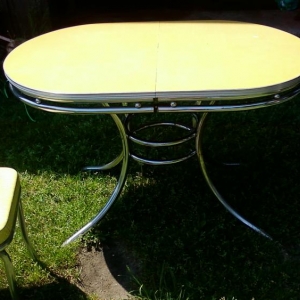 A dime size spot of wear on the tabletop is the only sign of age the whole set(table, leaf & 4 chairs) really shows!!! And it was a steal at $25 for the set!!!!!!!