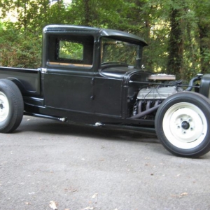 7.50- 16 in the rear and 4.25/4.50-16's up front. front and rear wishbones are off of a 48' Ford