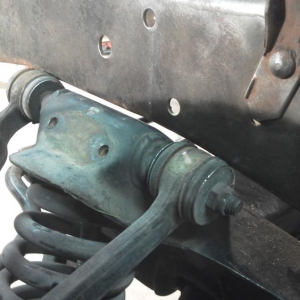 f1 frame 32" wide, xj40 31"at swing arm, 33" bolt center